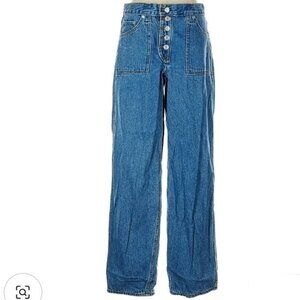 Levi's wide leg, low rise, medium wash, front pockets and with buttons front. Si